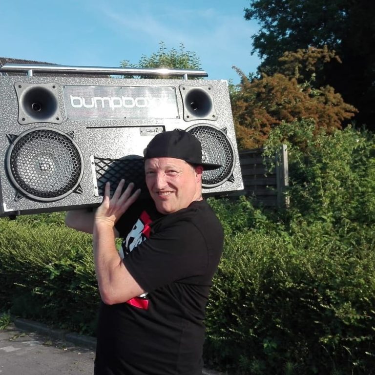 Maximilian Spohr mit Radio